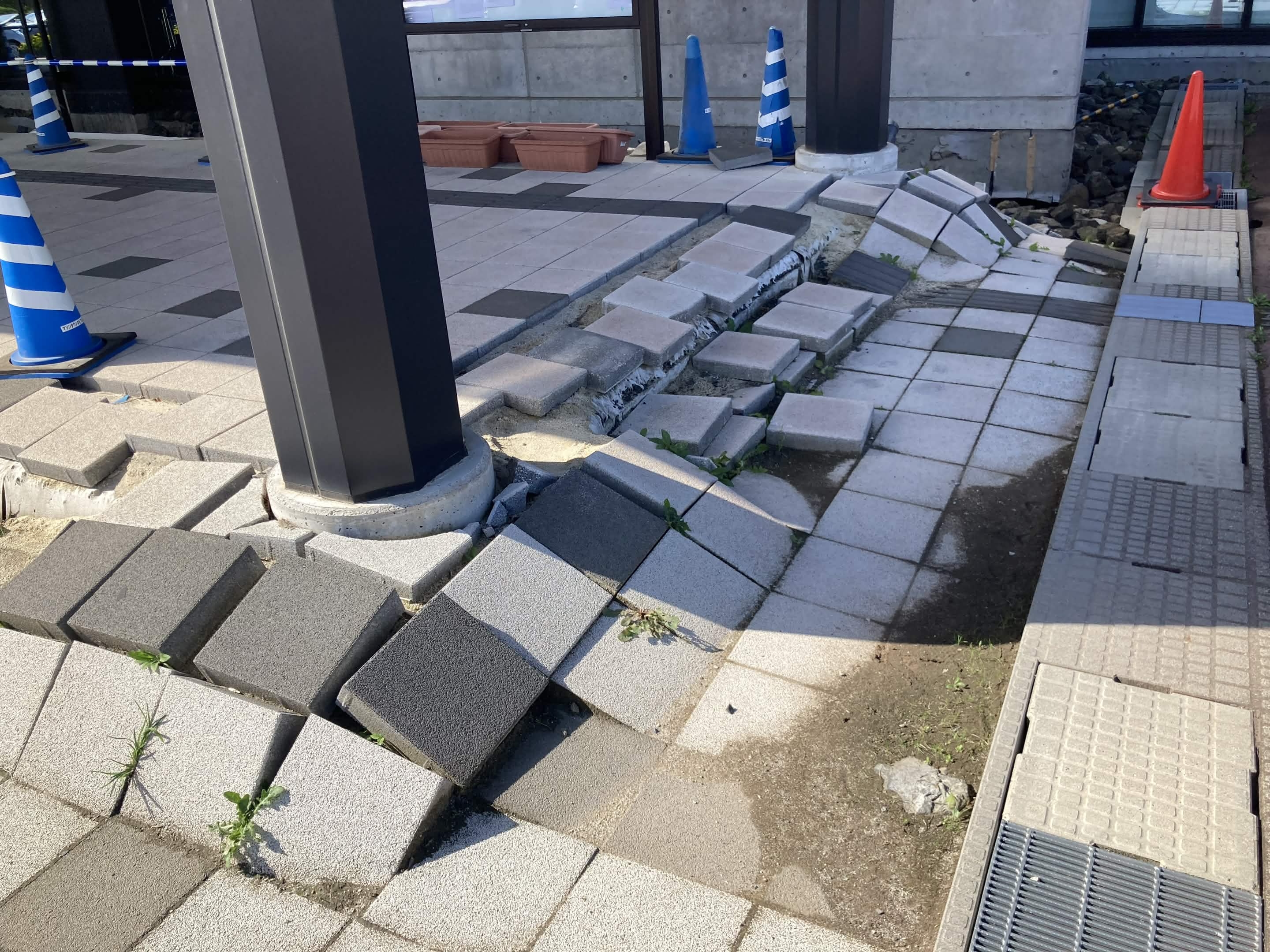 めくれ上がった歩道